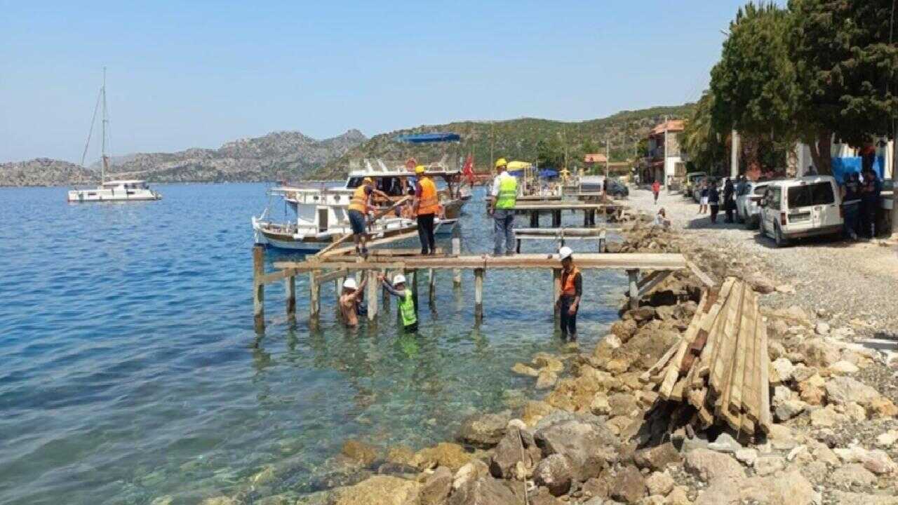 Marmaris’teki kaçak iskeleler yıkılıyor